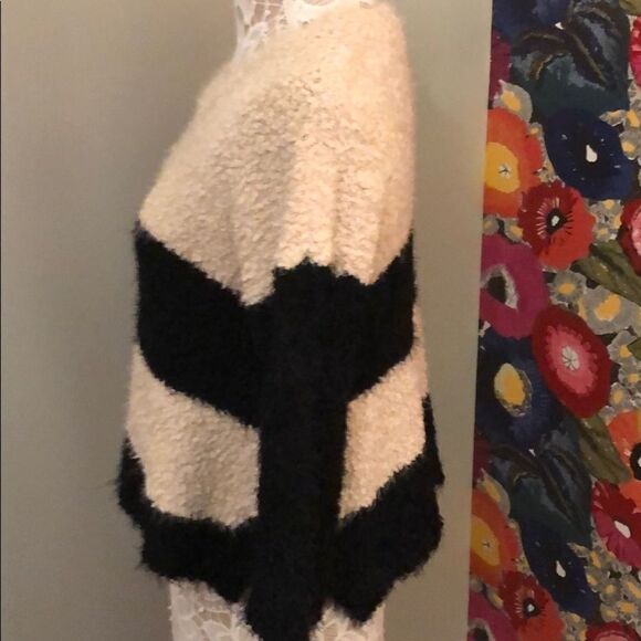 Black and cream striped cropped sweater - Picture 3 of 6